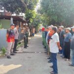 Cegah Banjir dan Penyebaran DBD, Babinsa Koramil 04/Jatiasih Bersama Warga Bersihkan Saluran Air