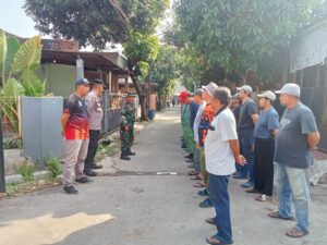 Cegah Banjir dan Penyebaran DBD, Babinsa Koramil 04/Jatiasih Bersama Warga Bersihkan Saluran Air