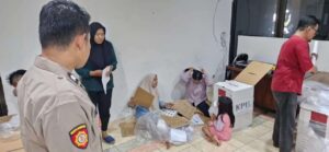 Pengamanan Logistik Pilkada 2024 di Gudang PPK Johar Baru oleh Polsek Johar Baru Bersama Instansi Terkait