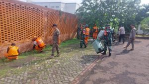Karya Bhakti Bersihkan Fasos dan Fasum, Koramil 07/Cipayung Giat Bersihkan Masjid