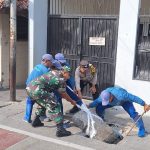 Cegah Tersumbatnya Saluran Air, Babinsa Koramil 02/Sawah Besar Laksanakan Grebek Lumpur
