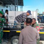 Pastikan Distribusi Logistik Pilkada Berjalan Lancar, Babinsa Jajaran Kodim 1710/Mimika Lakukan Pengawalan