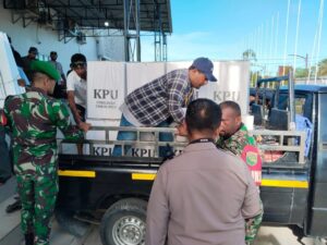 Pastikan Distribusi Logistik Pilkada Berjalan Lancar, Babinsa Jajaran Kodim 1710/Mimika Lakukan Pengawalan