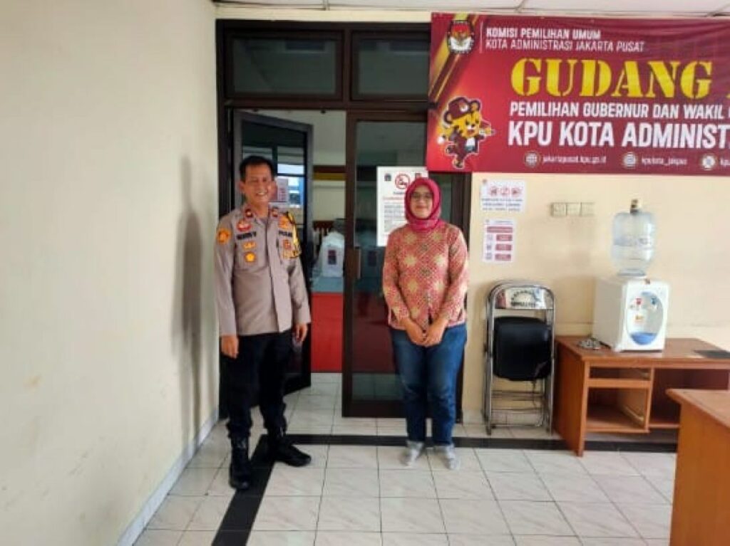Pastikan Keamanan Logistik Pilkada Kapolsek Cempaka Putih Kontrol Gudang Logistik