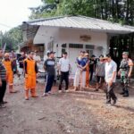 Karya Bhakti Koramil 08/Duren Sawit Giat Bersihkan Tumpukan Sampah