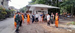 Karya Bhakti Koramil 08/Duren Sawit Giat Bersihkan Tumpukan Sampah