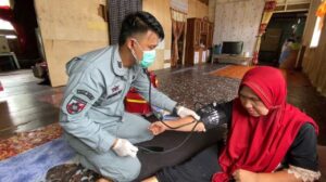 Personel KN Tanjung Datu-301 Beri Layanan Kesehatan Masyarakat Natuna