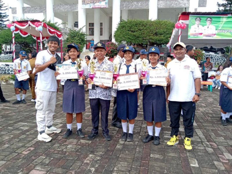 Peserta Didik SMP Negeri 1 Balige Borong Piala