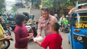 Sat Binmas Polres Metro Jakarta Pusat Bagi Makan Siang Gratis