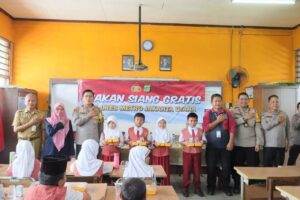 Kapolres Metro Jakarta Utara Gelar Kegiatan Makan Siang Gratis Bergizi Bersama Siswa SDN 07 Cilincing