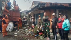 Pelihara Lingkungan Bersih, Koramil 02/Matraman Giat Karya Bhakti