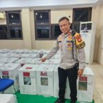 Kapolsek Johar Baru Tinjau Kotak Logistik Hasil Penghitungan Suara Pilkada di Gudang Logistik Kecamatan Johar Baru