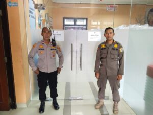 Pasca Pemungutan dan penghitungan suara, Personil Polri amankan gudang logistik PPK Kec. Jatinegara