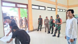 Wadanramil 03/Teluk Pucung Bersama Babinsa Kawal Pengembalian Logistik Pilkada di Kecamatan Rawalumbu