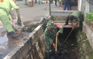 Jaga Kebersihan, Koramil 04/Jatiasih Gelar Karya Bakti Bersihkan Parit dan Gorong-Gorong