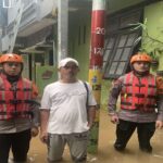 Tim SAR Brimob Polda Metro Jaya Evakuasi Warga Terdampak Banjir di Kampung Melayu