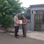 Wakasat Binmas Polres Metro Jakarta Timur Salurkan Bantuan Beras untuk Warga Kurang Mampu