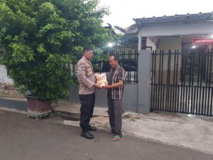 Wakasat Binmas Polres Metro Jakarta Timur Salurkan Bantuan Beras untuk Warga Kurang Mampu