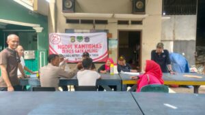 Ciptakan Lingkungan Aman Damai, Bhabinkamtibmas Ngopi Kamtibmas Bareng Warga RW 06 Rawa Terate