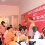 Polisi Berikan Pelayanan Kesehatan Kepada Masyarakat Terdampak Banjir di Kampung Melayu