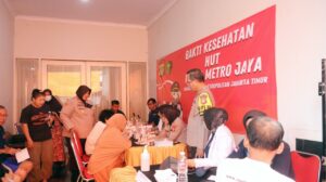 Polisi Berikan Pelayanan Kesehatan Kepada Masyarakat Terdampak Banjir di Kampung Melayu