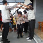 Polwan Polres Metro Jakarta Timur Lalukan Trauma Healing Terhadap Korban Banjir Kampung Melayu