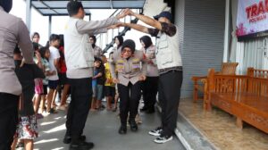 Polwan Polres Metro Jakarta Timur Lalukan Trauma Healing Terhadap Korban Banjir Kampung Melayu
