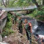 Giat Karya Bakti Koramil 04/Pulogadung Bersihkan Sampah Di Bantaran Kali Sunter