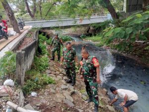 Giat Karya Bakti Koramil 04/Pulogadung Bersihkan Sampah Di Bantaran Kali Sunter