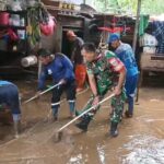 Karya Bakti Koramil 05/Kramatjati, Bersihkan Sisa Air dan Genangan Lumpur