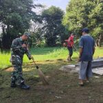 Babinsa Jatikarya dan Warga Bersihkan Fasilitas Umum TPU Kampung Pulo