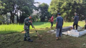Babinsa Jatikarya dan Warga Bersihkan Fasilitas Umum TPU Kampung Pulo