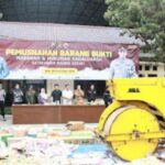 Disaksikan Tersangka AFF, Polres Kediri Musnahkan 30 Truck Jajanan Kadaluarsa