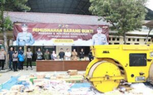 Disaksikan Tersangka AFF, Polres Kediri Musnahkan 30 Truck Jajanan Kadaluarsa