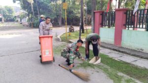 Babinsa Koramil 03/Teluk Pucung Bersama Tiga Pilar Gelar Karya Bakti, Ajak Warga Jaga Kebersihan Lingkungan
