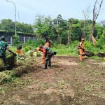 Babinsa Bersama PPSU Kelurahan Ceger, Bersihkan Lahan Kosong