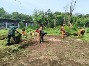 Babinsa Bersama PPSU Kelurahan Ceger, Bersihkan Lahan Kosong