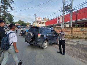 Satlantas Polres Toba Berikan Kelancaran di Jalan Raya di Pagi Hari