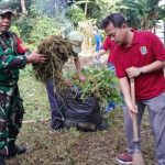 Ajak Peduli Kebersihan dan Kesehatan, Babinsa Jatiluhur Bersama Warga Gelar Karya Bakti