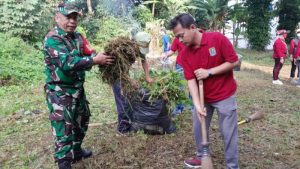 Ajak Peduli Kebersihan dan Kesehatan, Babinsa Jatiluhur Bersama Warga Gelar Karya Bakti