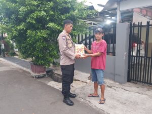 Cooling System Pasca Pilkada 2024, Polres Metro Jakarta Timur Bagikan Beras ke Warga Kurang Mampu