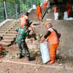Karya Bakti Bersihkan Fasos dan Fasum Taman Warga Oleh Koramil Duren Sawit