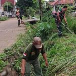 Jelang Musim Penghujan, Babinsa Koramil 05/Bantargebang Laksanakan Karya Bakti Bersihkan Jalan dan Saluran Air