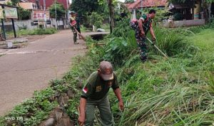 Jelang Musim Penghujan, Babinsa Koramil 05/Bantargebang Laksanakan Karya Bakti Bersihkan Jalan dan Saluran Air