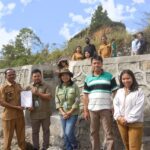Bangun Infrastruktur Desa, TPL Serahkan Dukungan Tembok Penahan Tanah di Toba