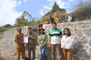 Bangun Infrastruktur Desa, TPL Serahkan Dukungan Tembok Penahan Tanah di Toba