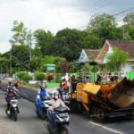 Respon Cepat Aduan Warga, Ruas Jalan Pare-Kandangan Langsung Diaspal Halus