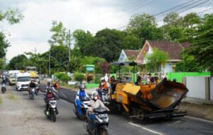 Respon Cepat Aduan Warga, Ruas Jalan Pare-Kandangan Langsung Diaspal Halus
