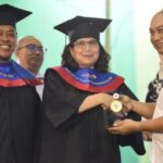 Pj Wali Kota Kediri Beri Penghargaan Pada 14 Wisudawan Terbaik Dari Kecamatan Kota Saat WIsuda SOTH 2024