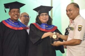 Pj Wali Kota Kediri Beri Penghargaan Pada 14 Wisudawan Terbaik Dari Kecamatan Kota Saat WIsuda SOTH 2024